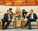 German Minister for Economic Affairs and Energy Sigmar Gabriel (L) and Chinese Premier Li Keqiang (R) hold a meeting at the Great Hall of the People in Beijng on November 1, 2016.
Gabriel is on an official visit to China and Hong Kong until 05 November.  / AFP / POOL / WU HONG        (Photo credit should read WU HONG/AFP/Getty Images)